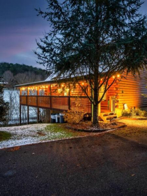 Cabin with New Hot Tub, Near Dollywood .2BD.2BA.Sleeps6.BBQ